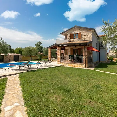 Shirin Mit Pool, Jacuzzi Und Kamin *