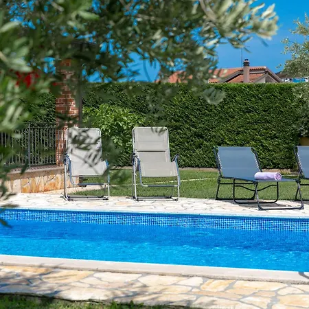 Shirin Mit Pool, Jacuzzi Und Kamin Porec