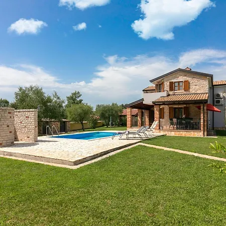 Holiday home Shirin Mit Pool, Jacuzzi Und Kamin *