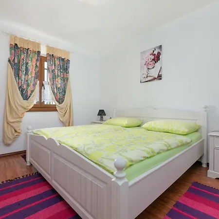 Holiday home Shirin Mit Pool, Jacuzzi Und Kamin Porec