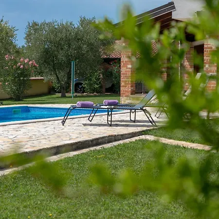 Holiday home Shirin Mit Pool, Jacuzzi Und Kamin