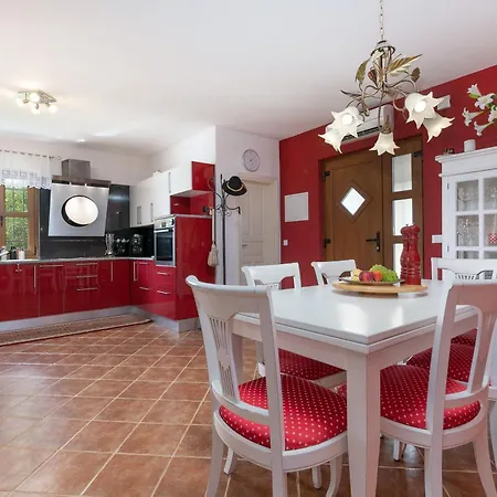 Holiday home Shirin Mit Pool, Jacuzzi Und Kamin *