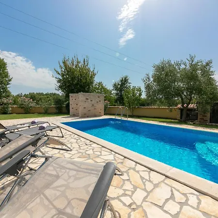 Shirin Mit Pool, Jacuzzi Und Kamin Porec