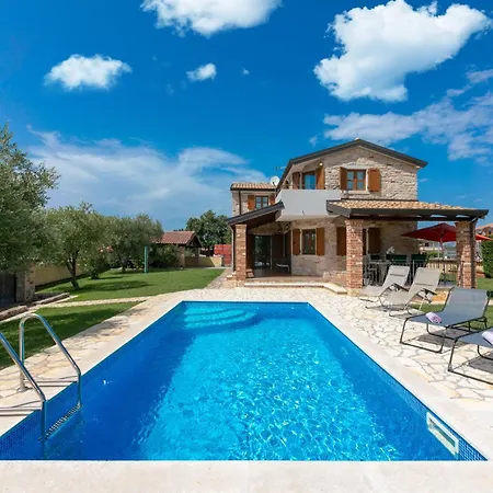 Holiday home Shirin Mit Pool, Jacuzzi Und Kamin Porec