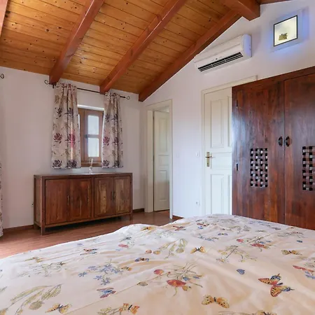 Holiday home Shirin Mit Pool, Jacuzzi Und Kamin