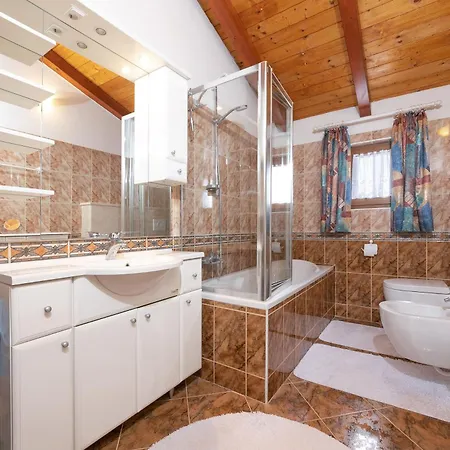 Holiday home Shirin Mit Pool, Jacuzzi Und Kamin