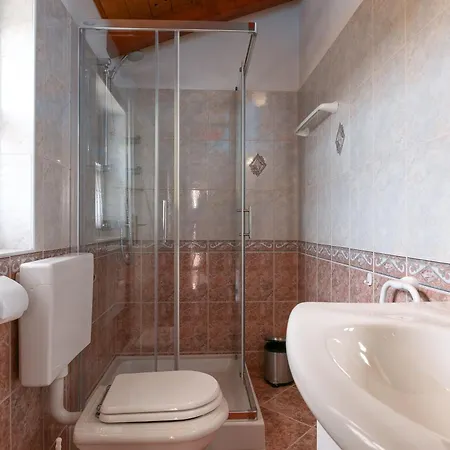 Holiday home Shirin Mit Pool, Jacuzzi Und Kamin *