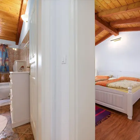Shirin Mit Pool, Jacuzzi Und Kamin Porec