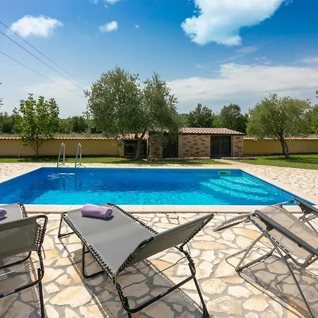 Shirin Mit Pool, Jacuzzi Und Kamin *