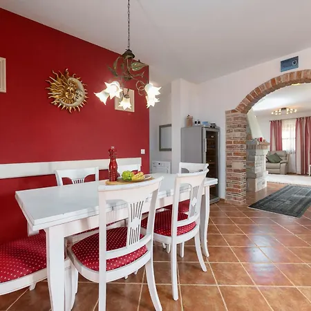 Holiday home Shirin Mit Pool, Jacuzzi Und Kamin